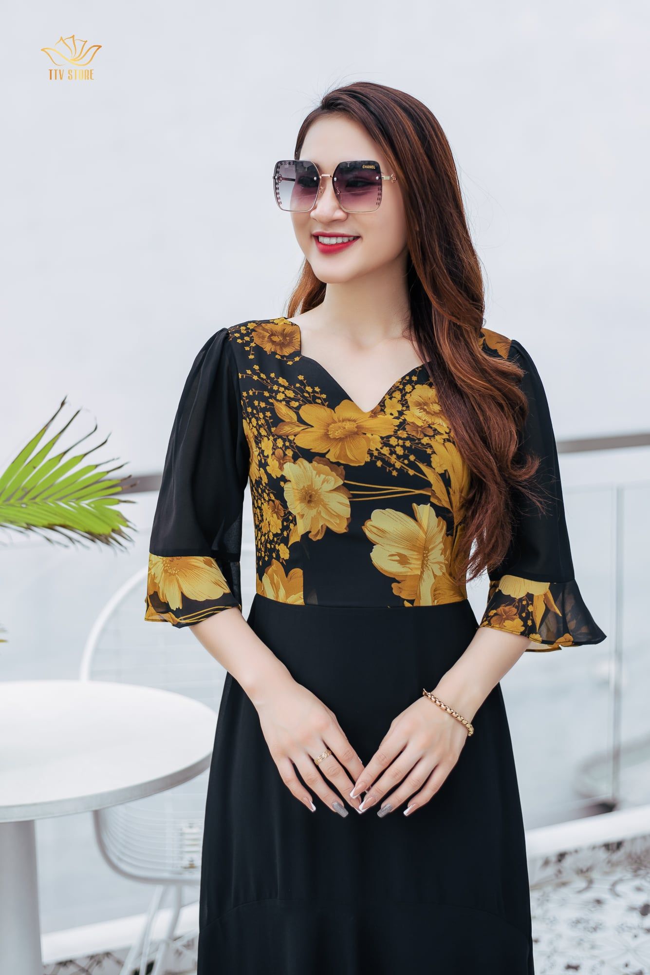 Đầm form A - Cổ sóng nước tay loe - CV - Đen hoa vàng - TTV1106