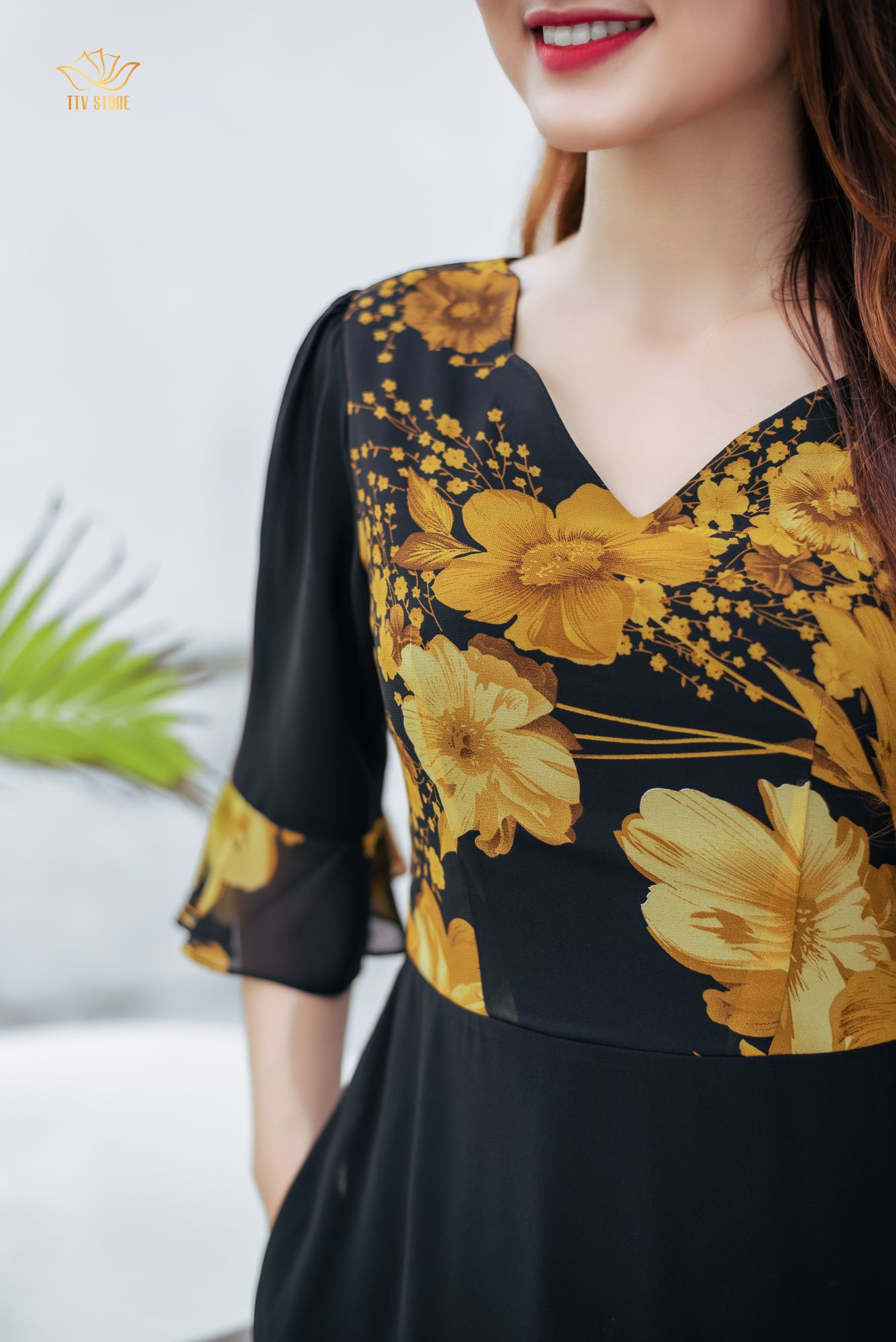 Đầm form A - Cổ sóng nước tay loe - CV - Đen hoa vàng - TTV1106