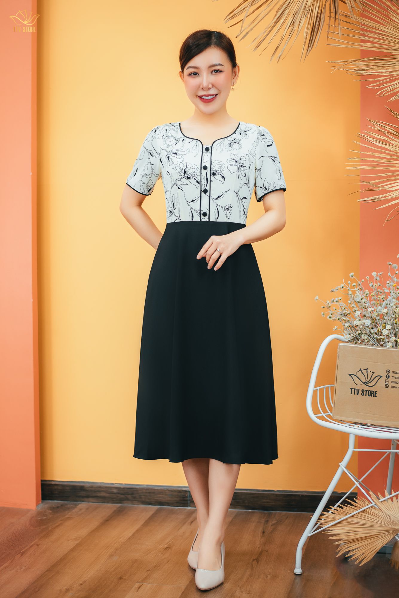 Đầm xòe - Cổ viền V kết nút tay ngắn - CD - Trắng hoa đen - TTV1471