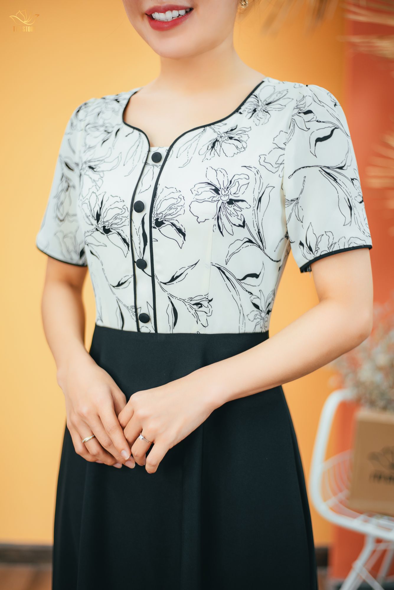 Đầm xòe - Cổ viền V kết nút tay ngắn - CD - Trắng hoa đen - TTV1471