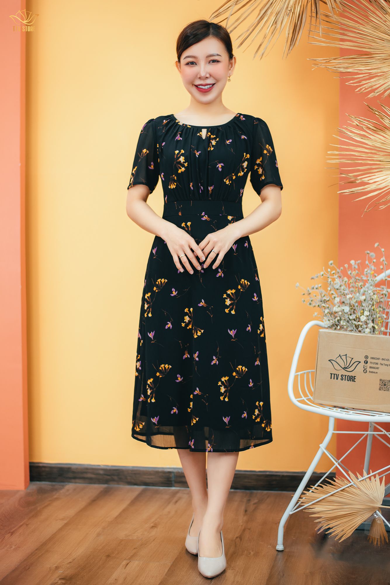 Đầm form A - Cổ tròn khoét V tay ngắn - CD - Đen hoa - TTV1473