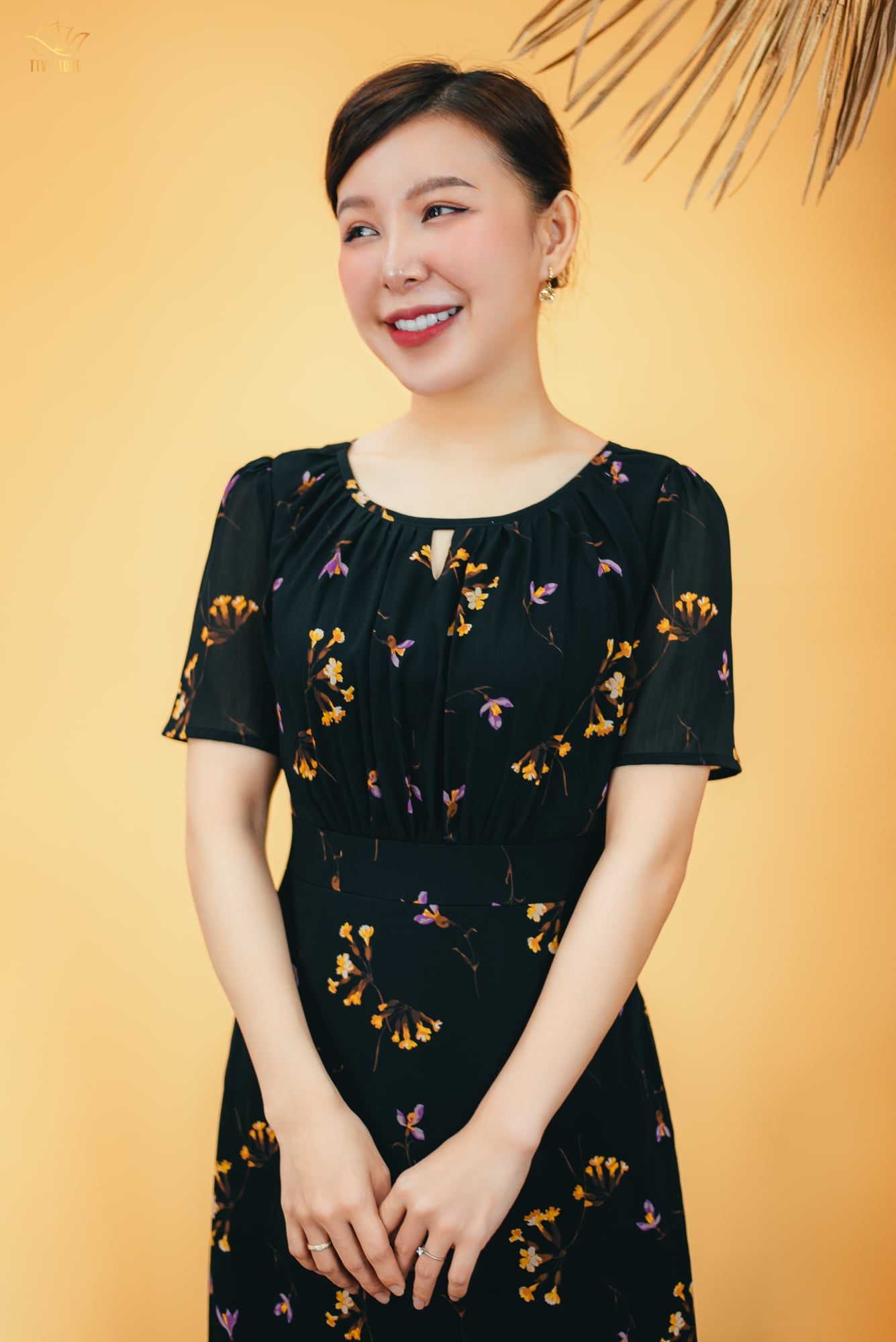 Đầm form A - Cổ tròn khoét V tay ngắn - CD - Đen hoa - TTV1473