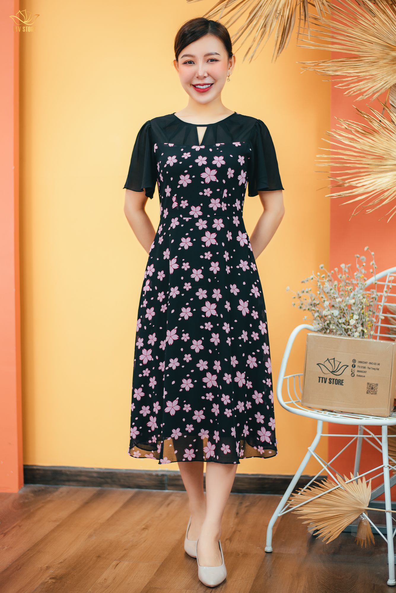 Đầm xòe - Cổ tròn khoét V tay loe - CT - Đen hoa hồng - TTV1474