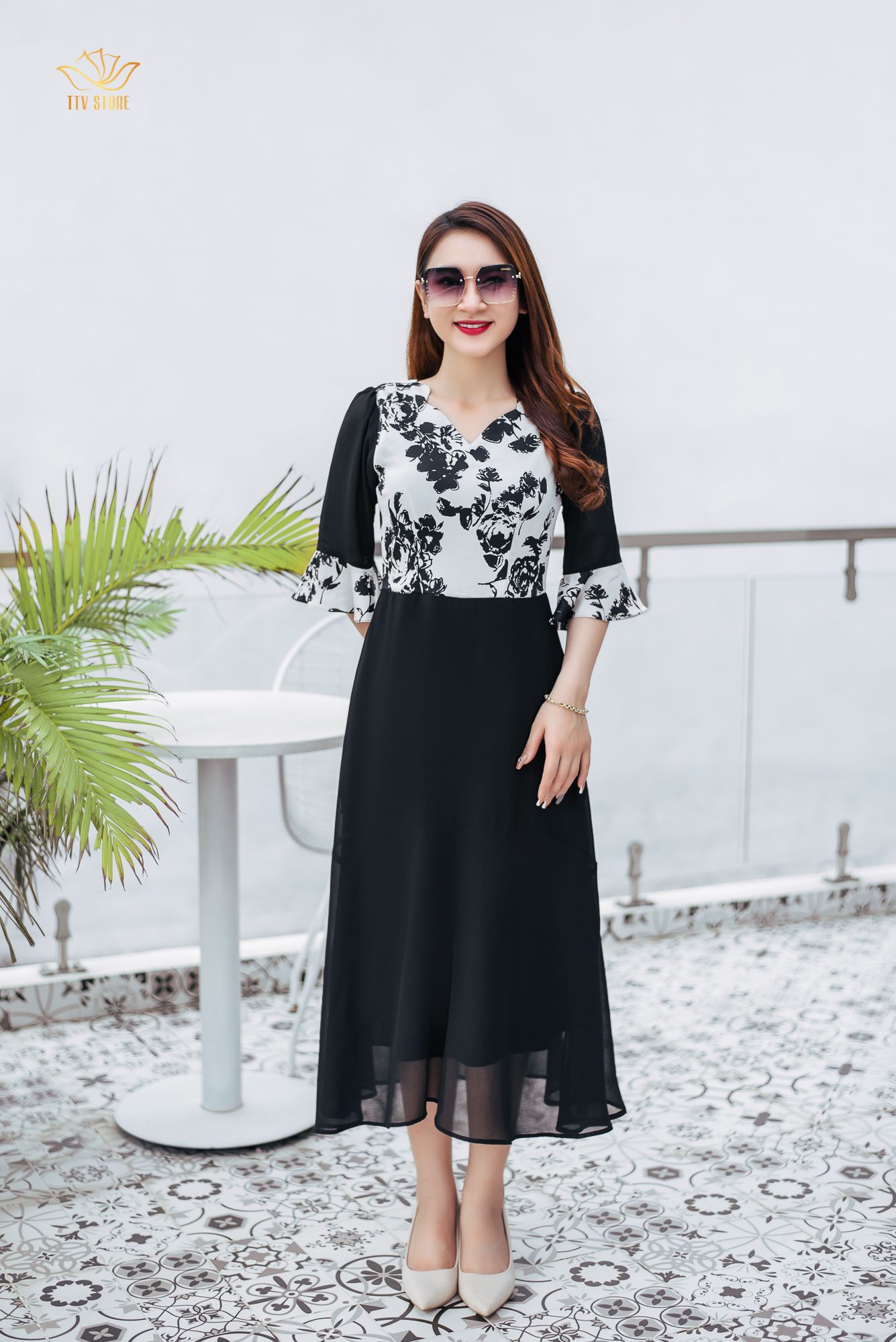 Đầm form A - Cổ sóng nước tay loe - CV - Trắng hoa đen - TTV1148