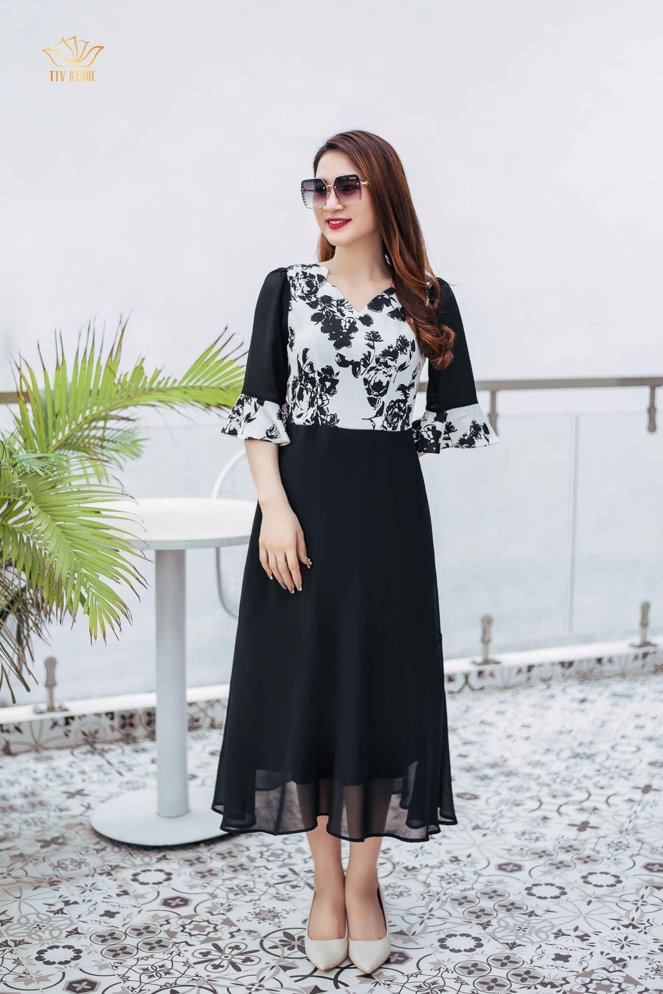 Đầm form A - Cổ sóng nước tay loe - CV - Trắng hoa đen - TTV1148