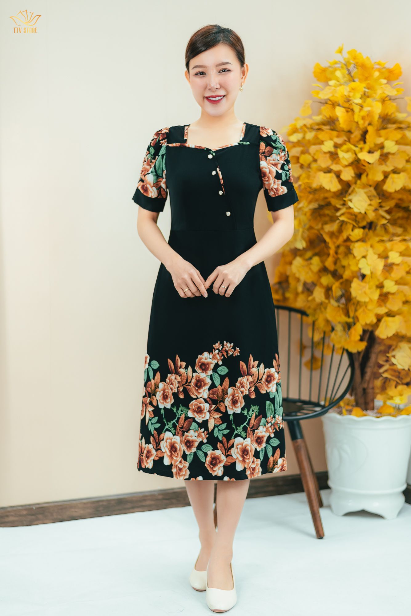 Đầm form A - Cổ vuông kết nút tay ngắn - CD - Đen hoa - TTV1484