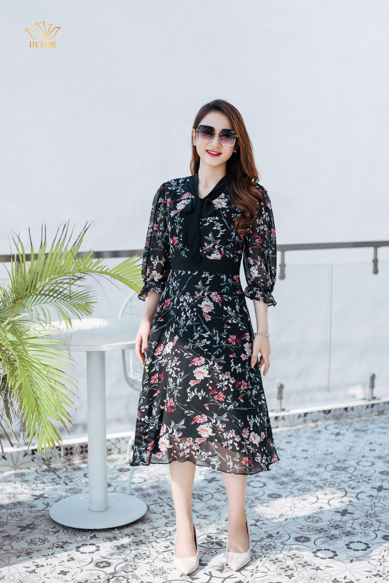 Đầm xoè - Cổ tim cột nơ kết nút tay lỡ  - Đen hoa - TTV1141