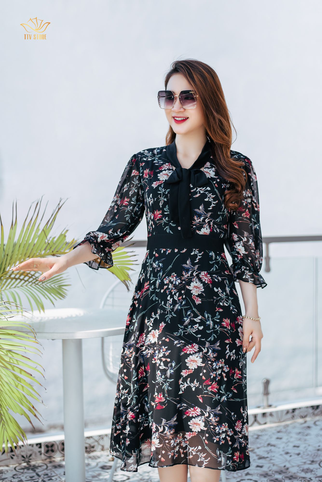 Đầm xoè - Cổ tim cột nơ kết nút tay lỡ  - Đen hoa - TTV1141