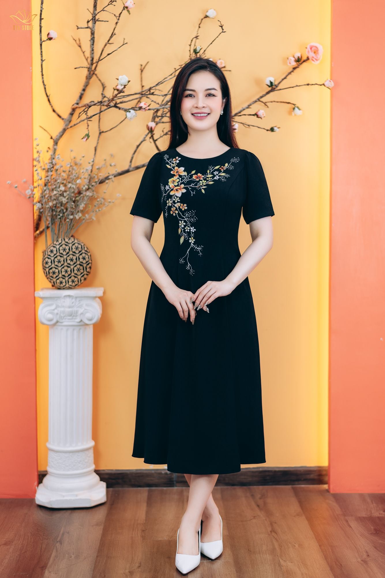 Đầm xòe 8 mảnh - Cổ tròn tay ngắn vẽ hoa kết cườm - CT - Đen vẽ hoa - TTV1775