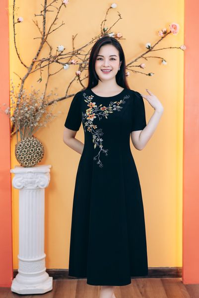 Đầm xòe 8 mảnh - Cổ tròn tay ngắn vẽ hoa kết cườm - CT - Đen vẽ hoa - TTV1775