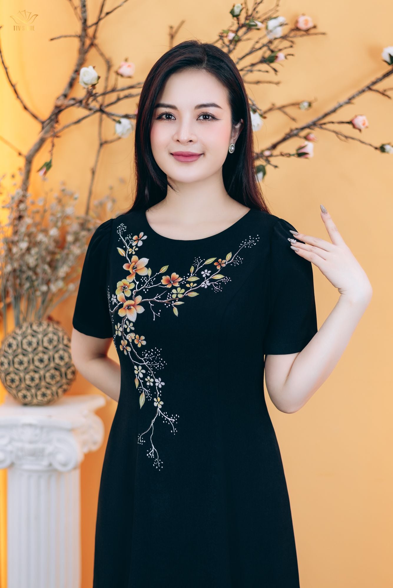 Đầm xòe 8 mảnh - Cổ tròn tay ngắn vẽ hoa kết cườm - CT - Đen vẽ hoa - TTV1775