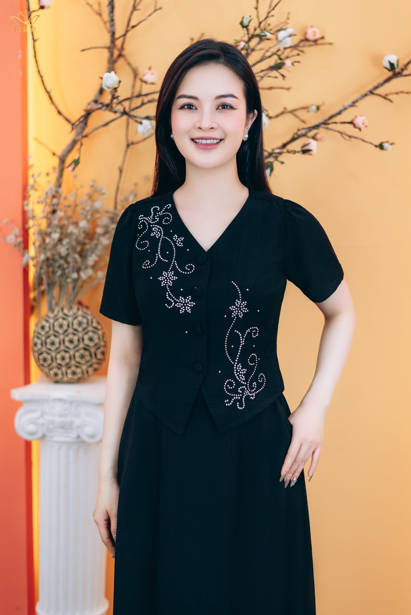 Áo - Cổ tim kết nút tay ngắn đính hạt đá - CT - Đen - TTV1778