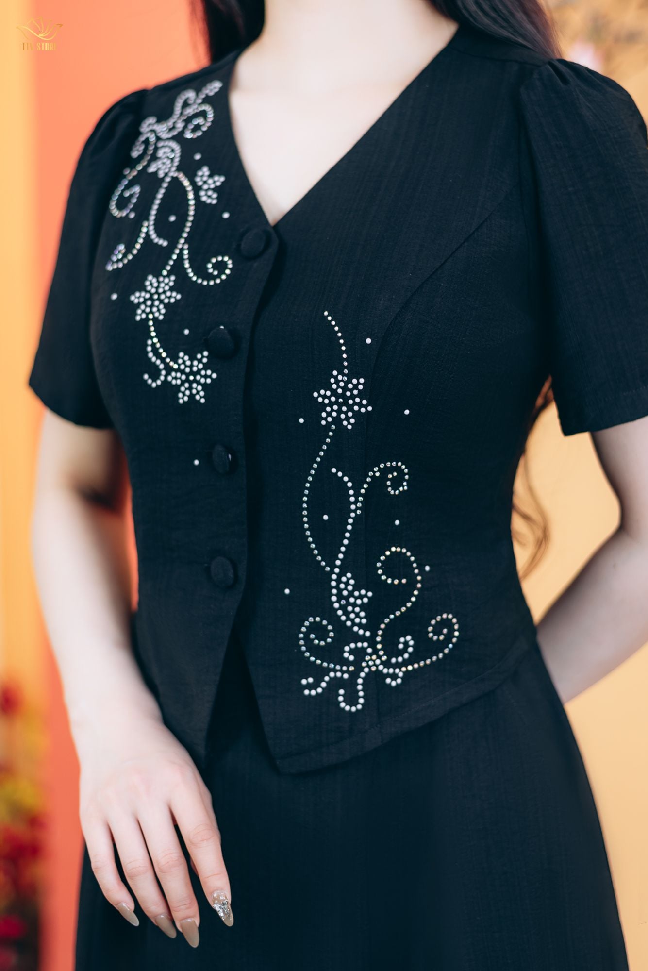 Áo - Cổ tim kết nút tay ngắn đính hạt đá - CT - Đen - TTV1778