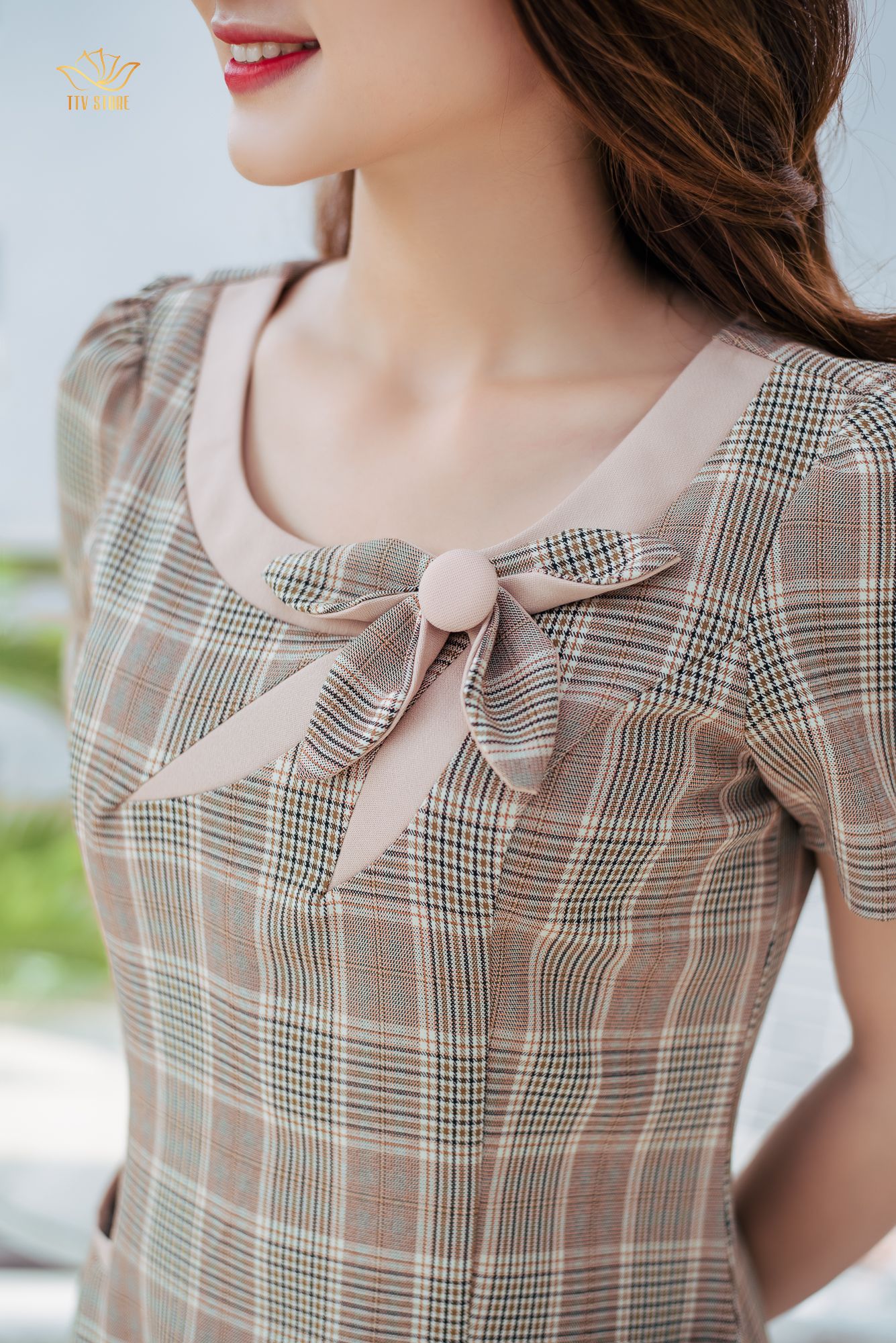 Đầm suông - Cổ tròn kết hoa tay ngắn - CT - Kem caro - TTV1162