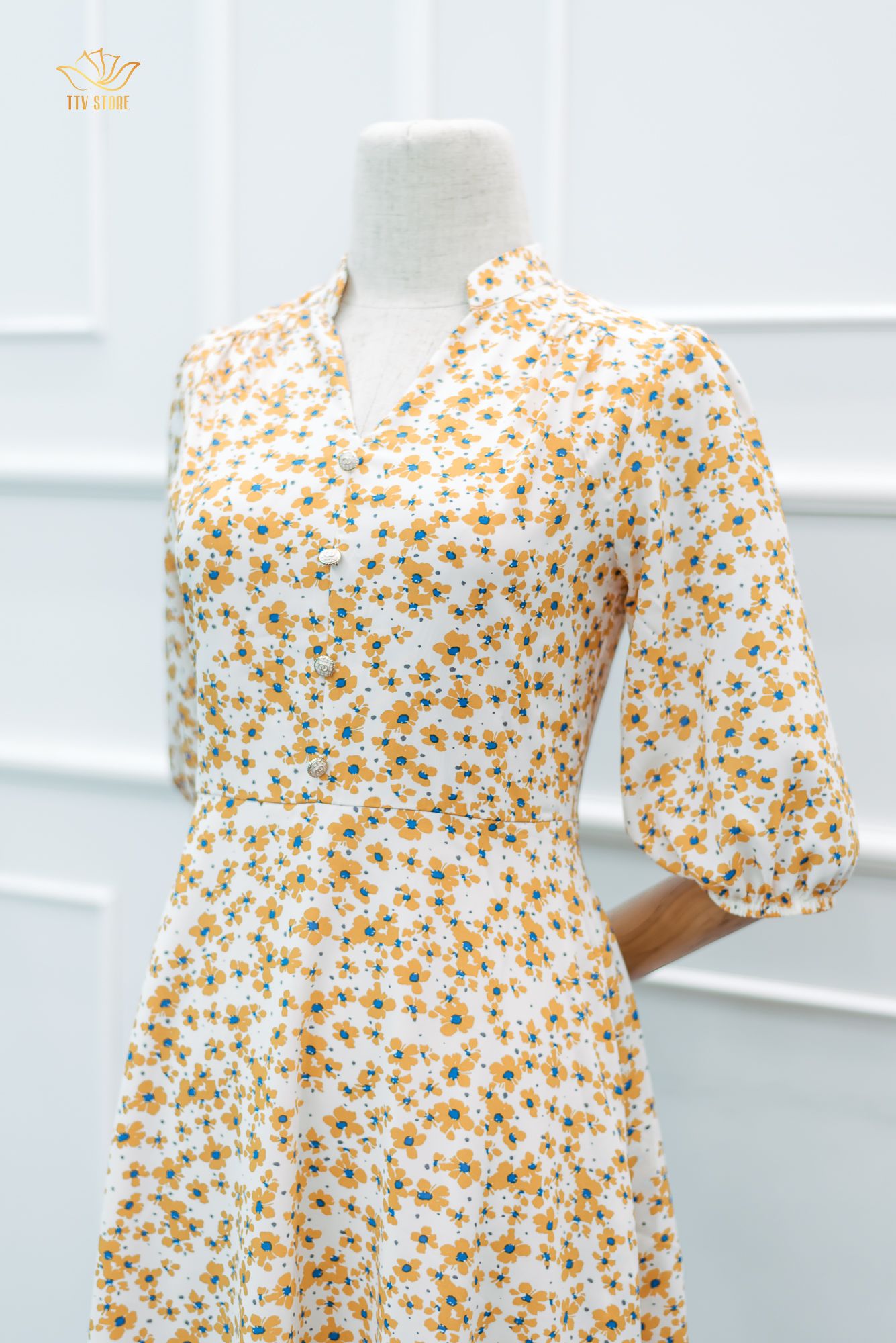 Đầm xoè - Cổ trụ kết nút tay lỡ - CV - Trắng hoa cam - TTV1169