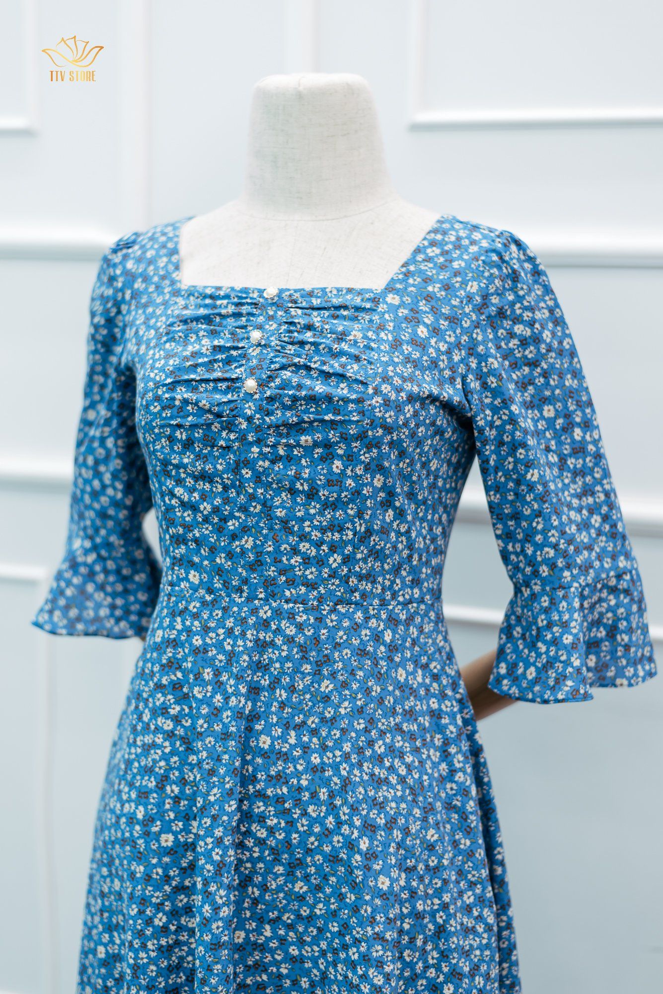 Đầm xoè - Cổ vuông kết nút tay loe - CV - Xanh hoa nhí trắng - TTV1182