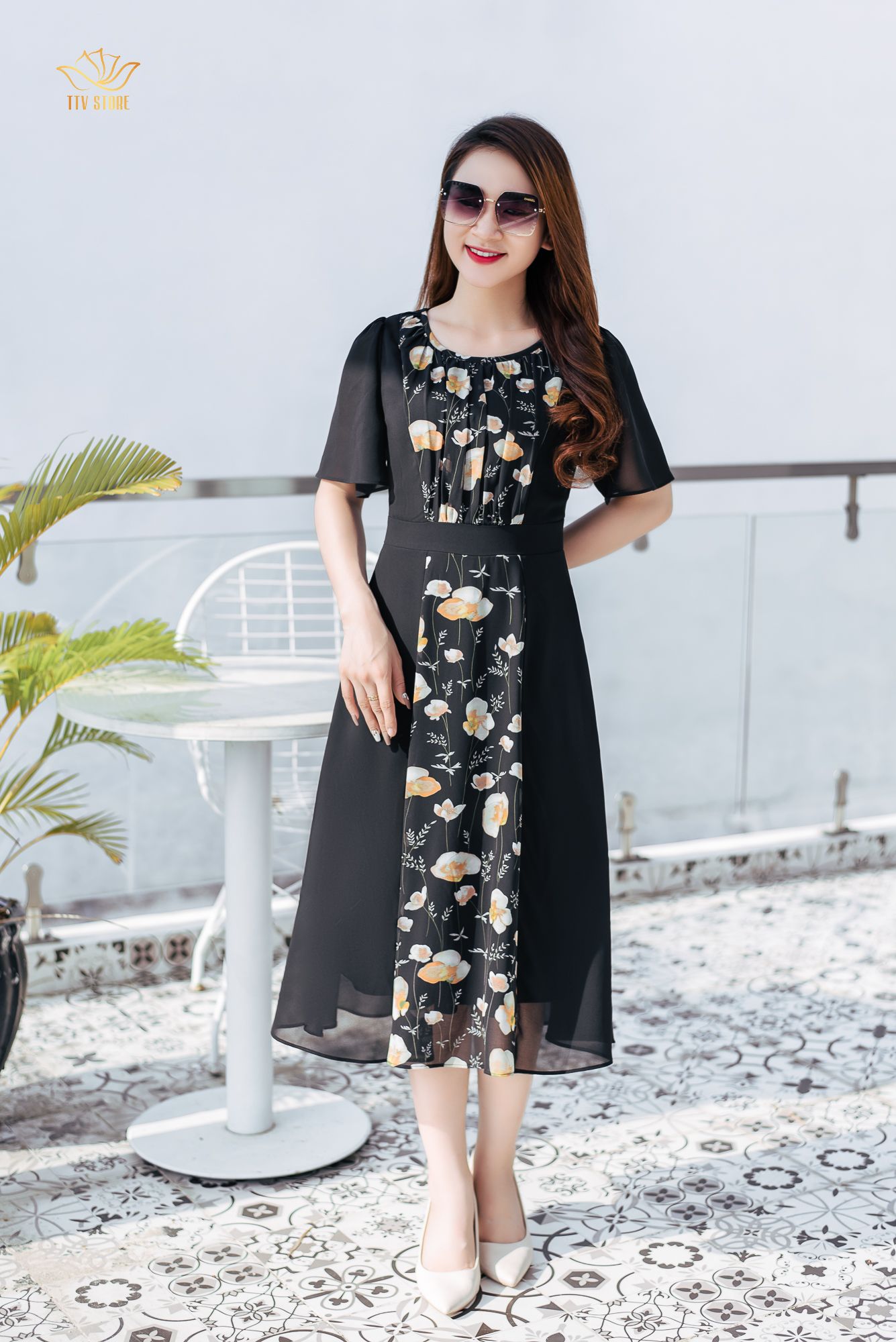 Đầm xoè - Cổ tròn xếp li tay loe - CD - Đen hoa kem - TTV1194