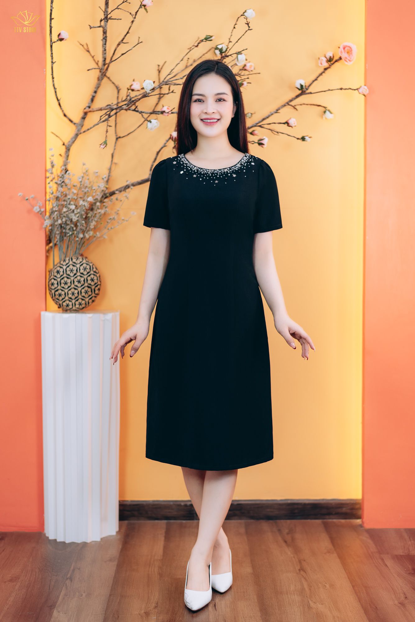 Đầm suông - Cổ tròn đính cườm ngọc tay ngắn - CD - Đen - TTV1813