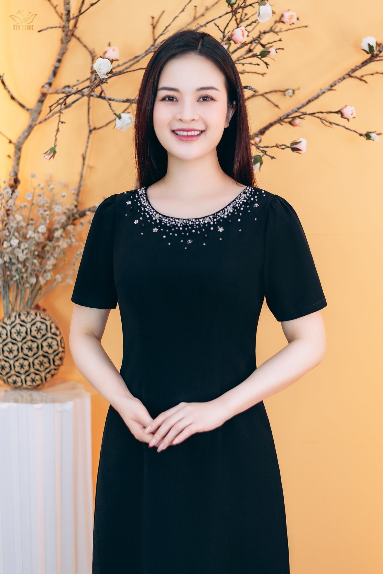 Đầm suông - Cổ tròn đính cườm ngọc tay ngắn - CD - Đen - TTV1813