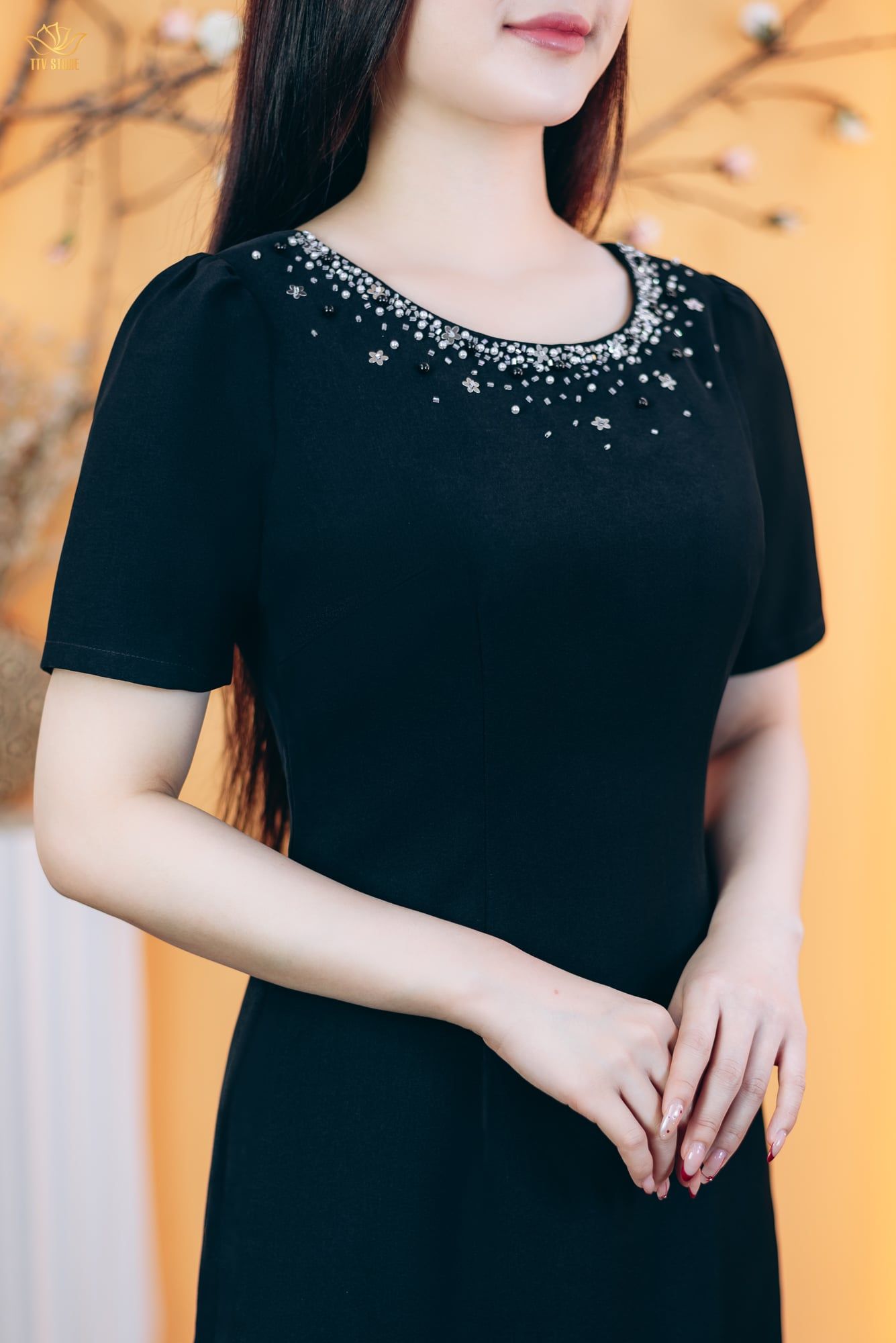 Đầm suông - Cổ tròn đính cườm ngọc tay ngắn - CD - Đen - TTV1813