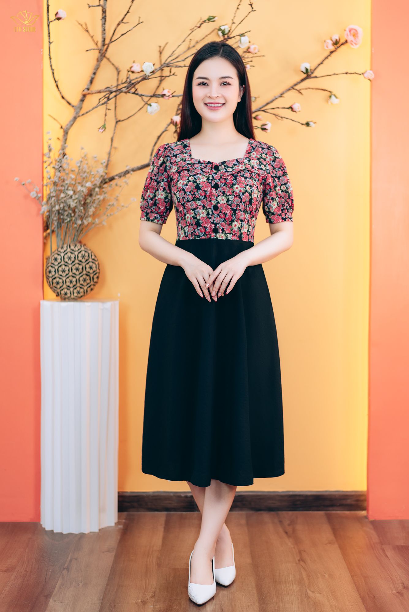 Đầm xòe - Cổ Vuông tim kết nút tay ngắn - CV - Đen hoa đỏ - TTV1817