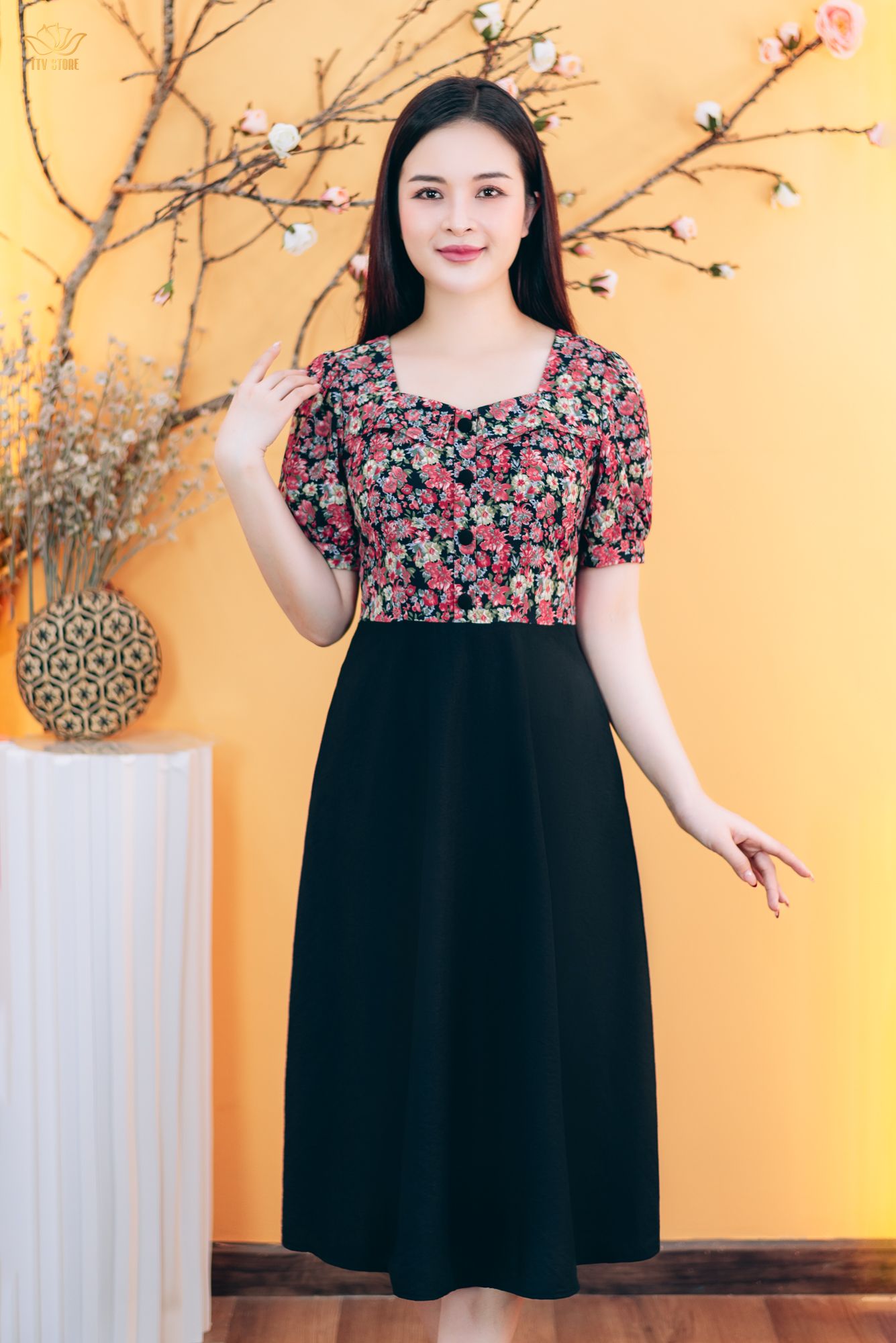 Đầm xòe - Cổ Vuông tim kết nút tay ngắn - CV - Đen hoa đỏ - TTV1817