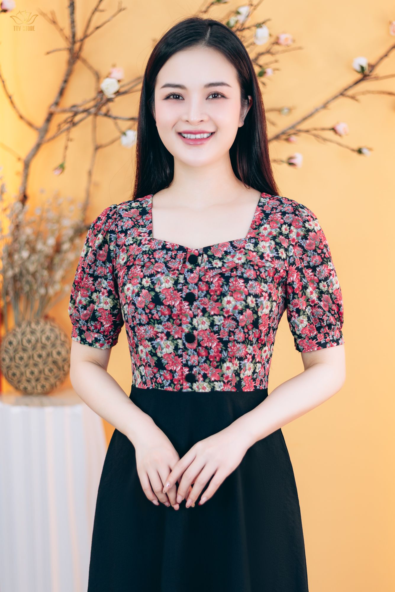 Đầm xòe - Cổ Vuông tim kết nút tay ngắn - CV - Đen hoa đỏ - TTV1817