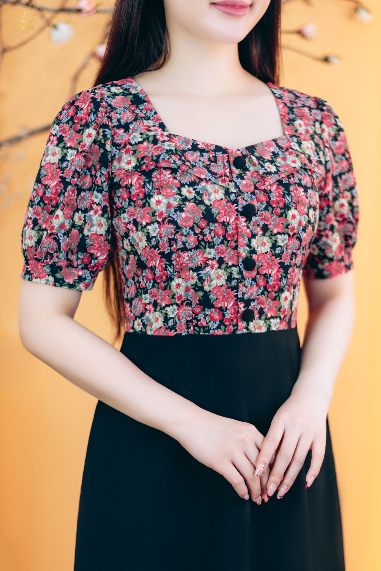 Đầm xòe - Cổ Vuông tim kết nút tay ngắn - CV - Đen hoa đỏ - TTV1817