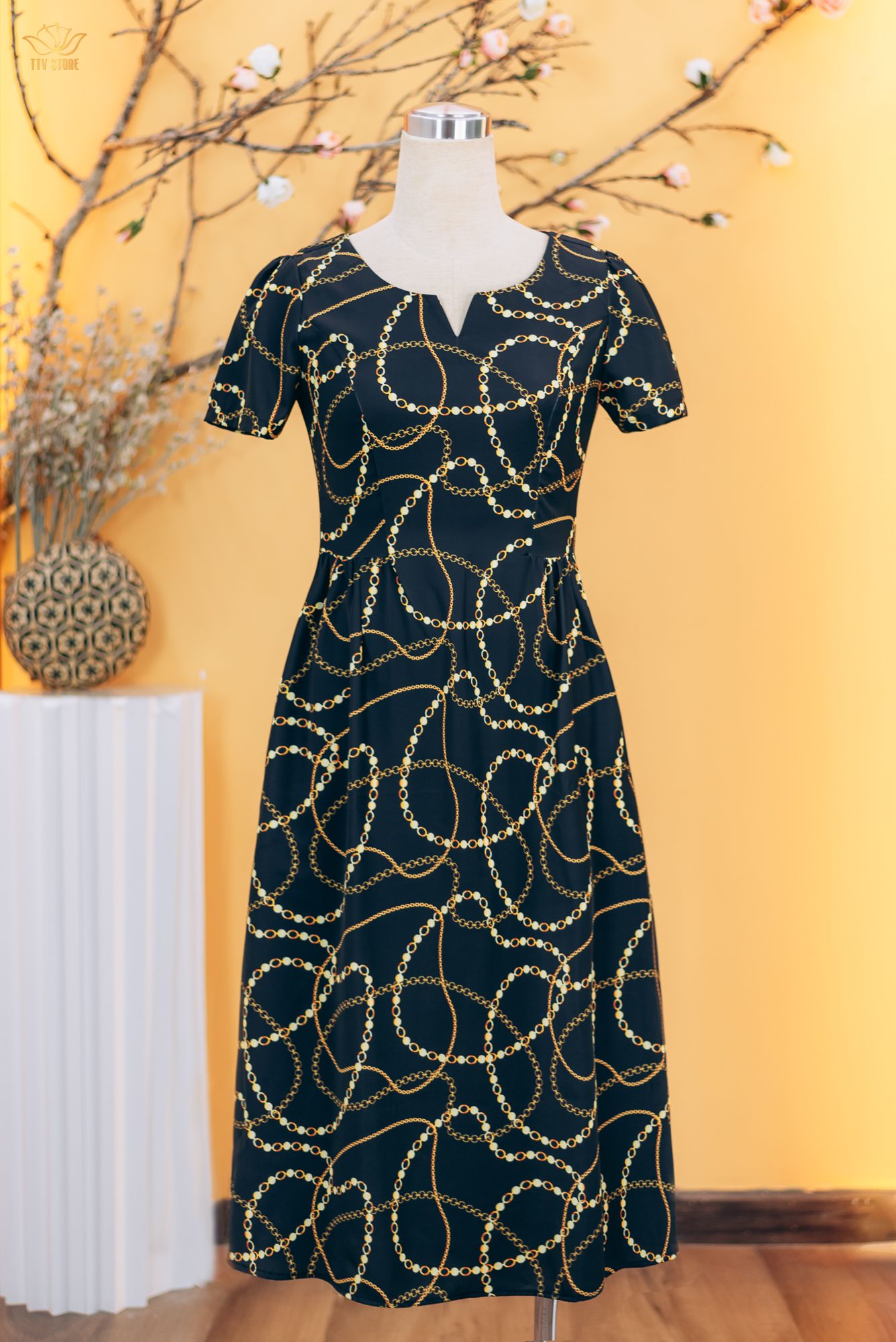 Đầm xòe - Cổ tròn khoét V tay ngắn - AH - Đen họa tiết - TTV1830