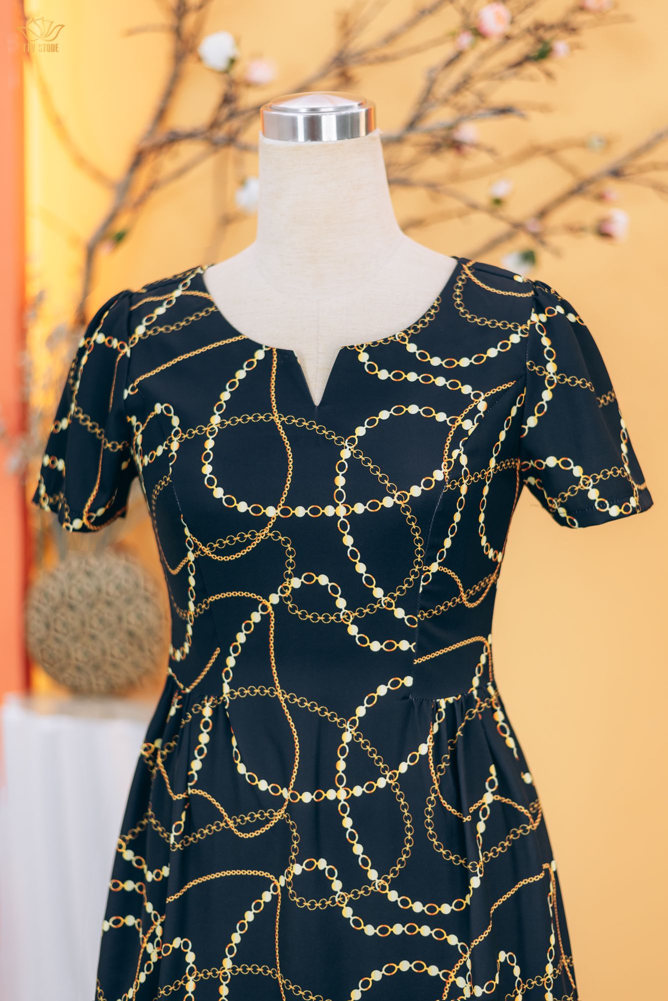 Đầm xòe - Cổ tròn khoét V tay ngắn - AH - Đen họa tiết - TTV1830