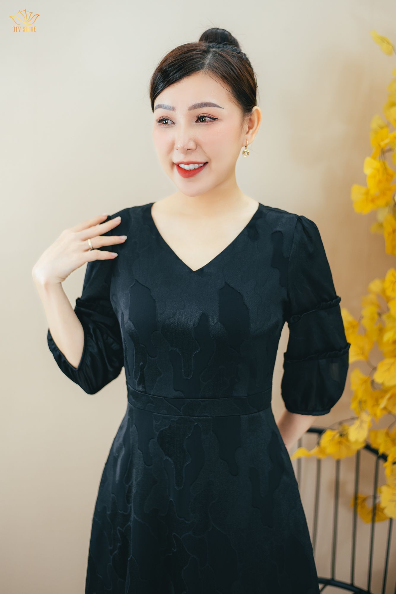 Đầm xòe - Cổ tim tay lỡ - CV - Đen - TTV1492