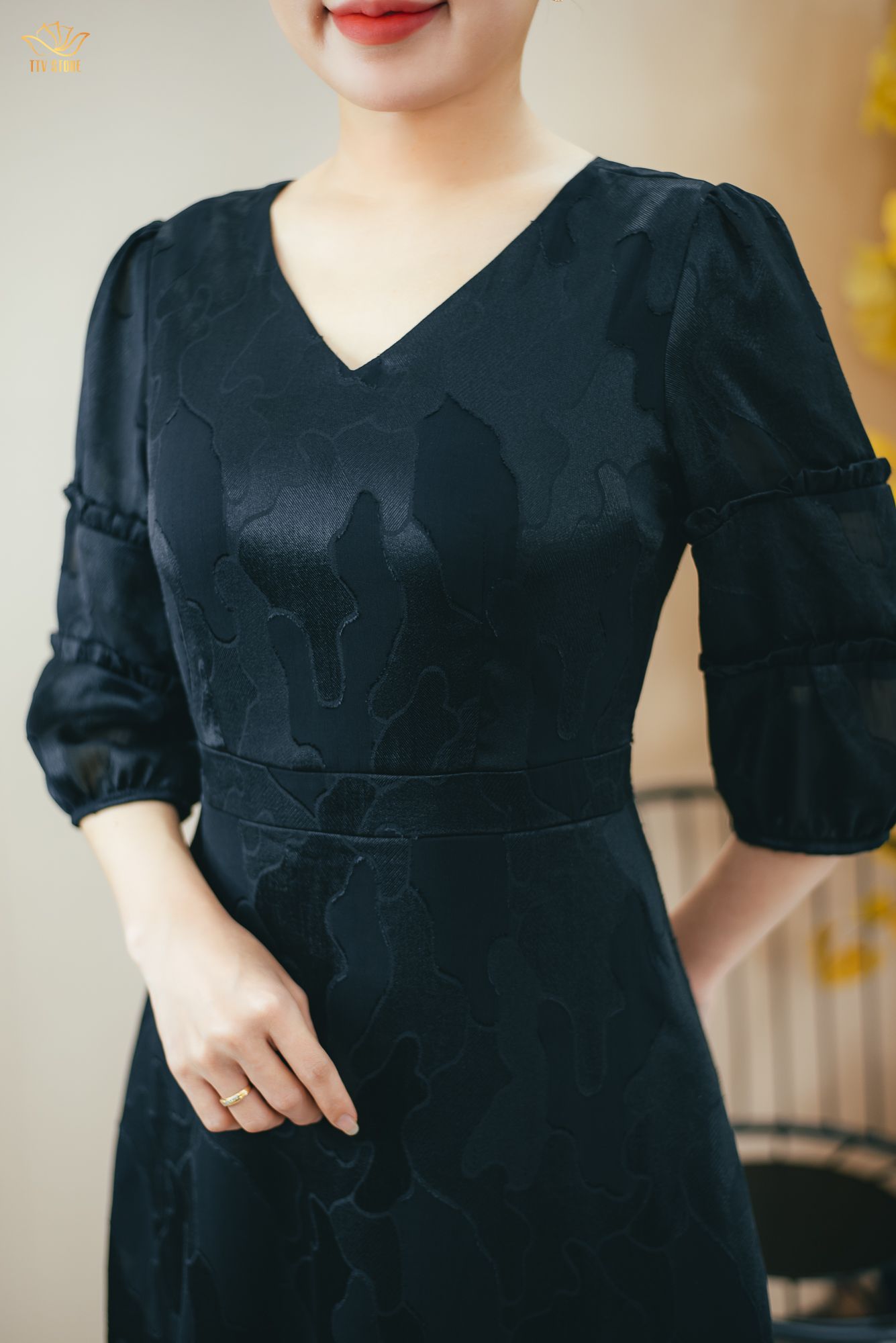 Đầm xòe - Cổ tim tay lỡ - CV - Đen - TTV1492