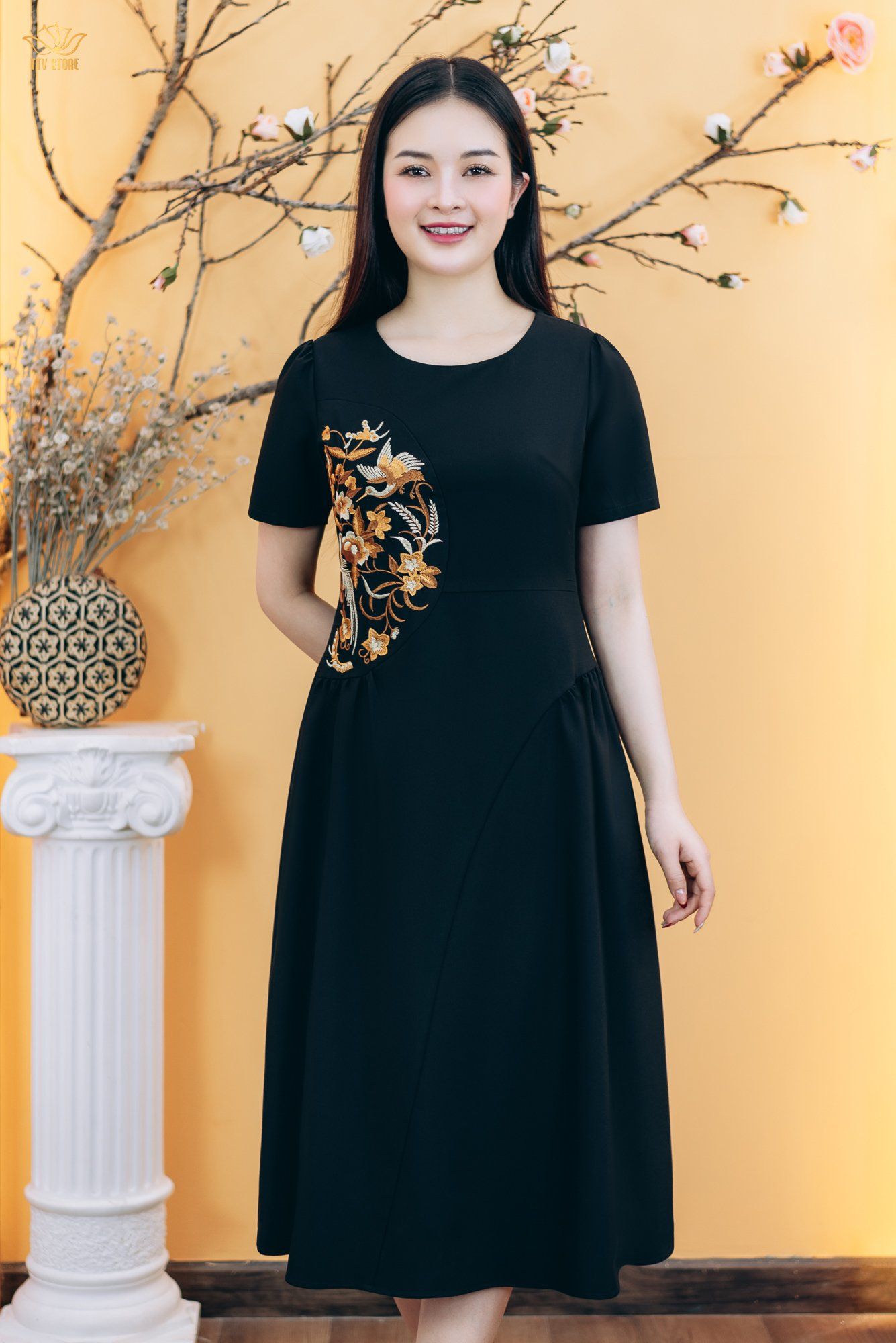 Đầm xòe - Cổ tròn tay ngắn thêu hoa - CD - Đen - TTV1838