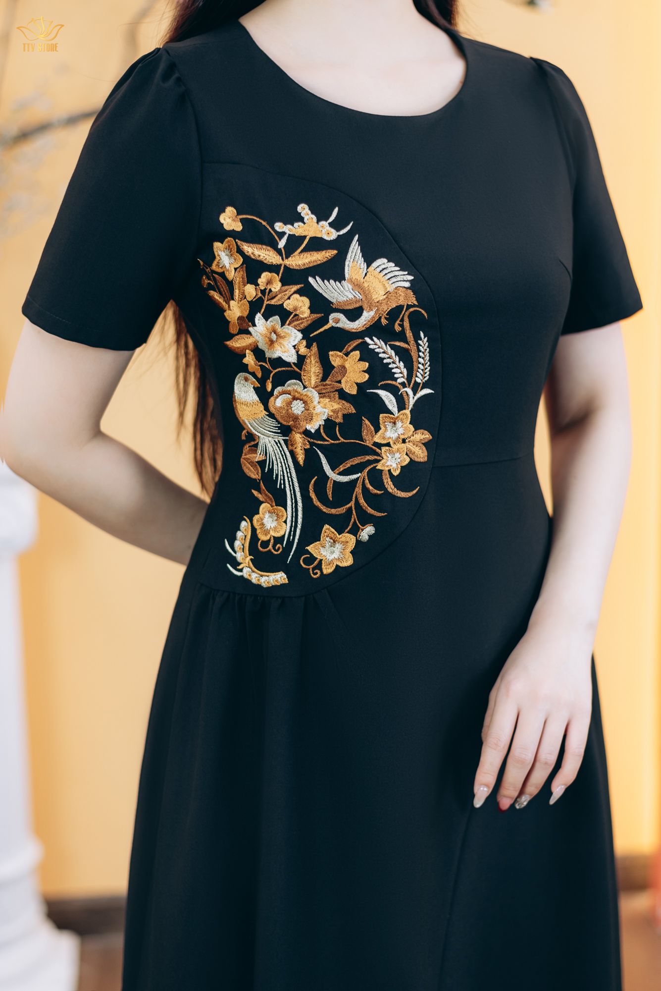 Đầm xòe - Cổ tròn tay ngắn thêu hoa - CD - Đen - TTV1838