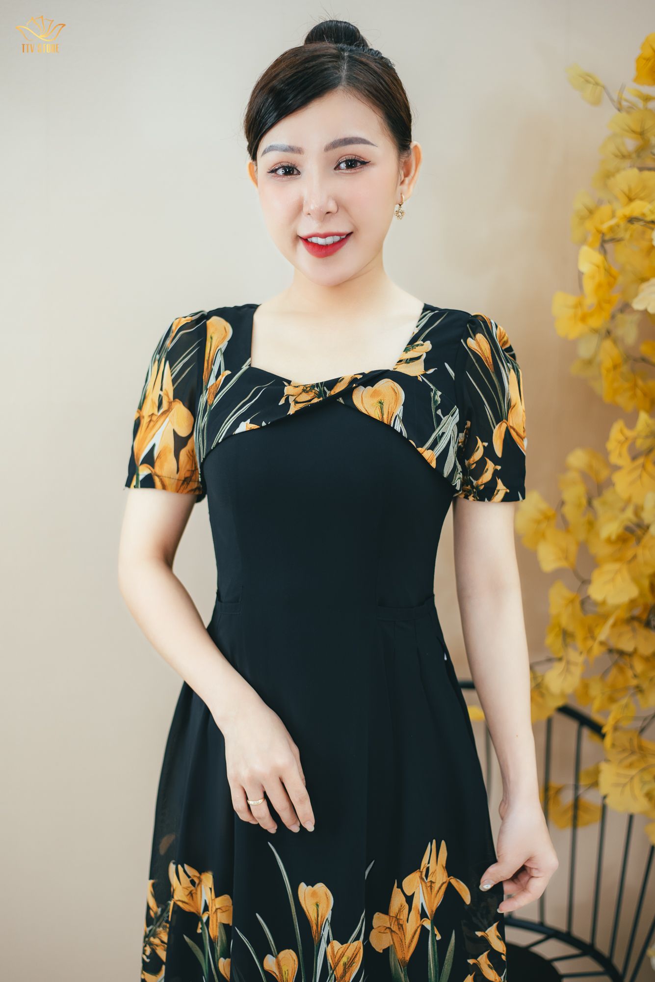 Đầm xòe - Cổ vuông tay ngắn - CT - Đen hoa vàng - TTV1496