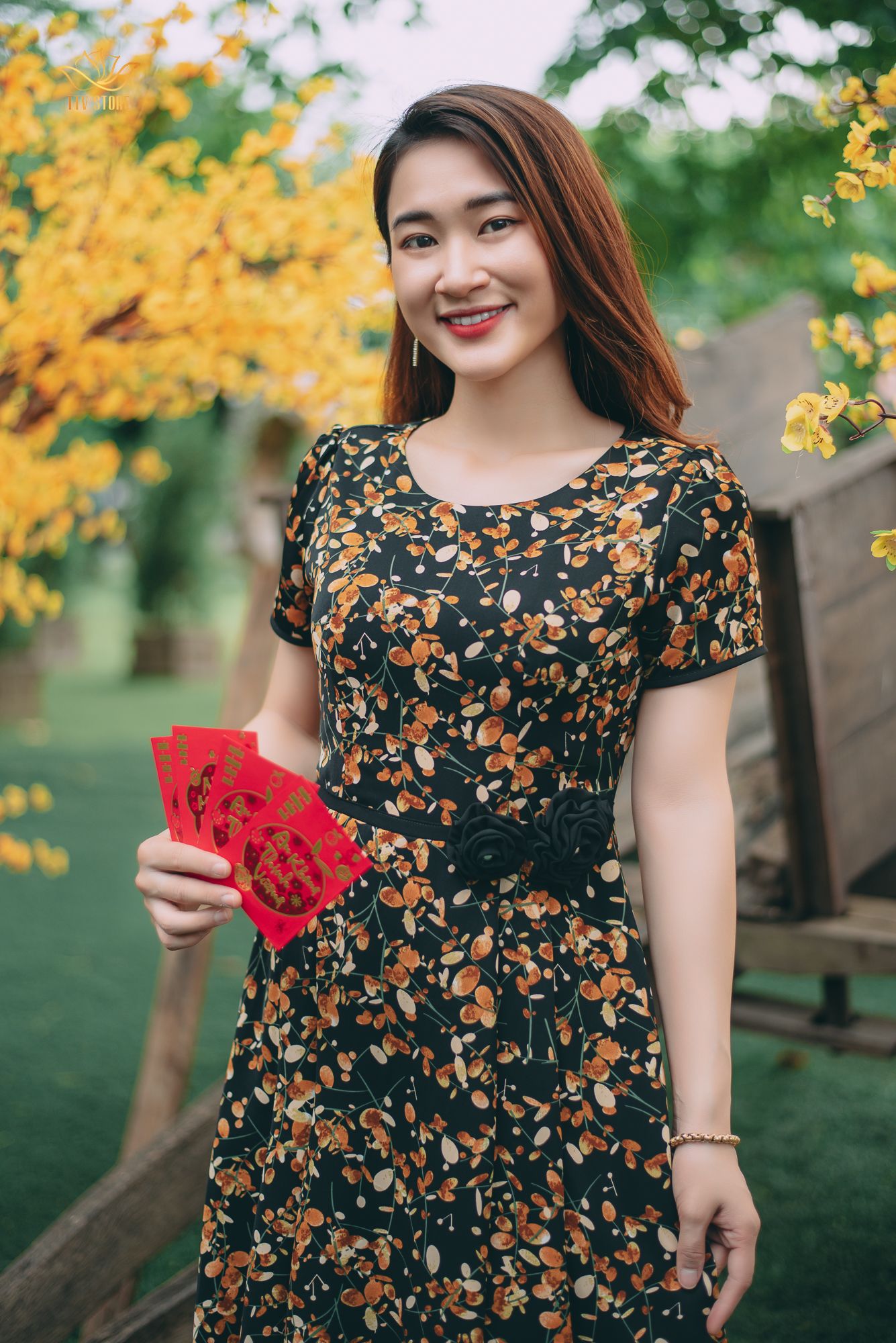 Đầm xoè - Cổ tròn tay ngắn - CD - Đen hoa vàng - TTV1200#