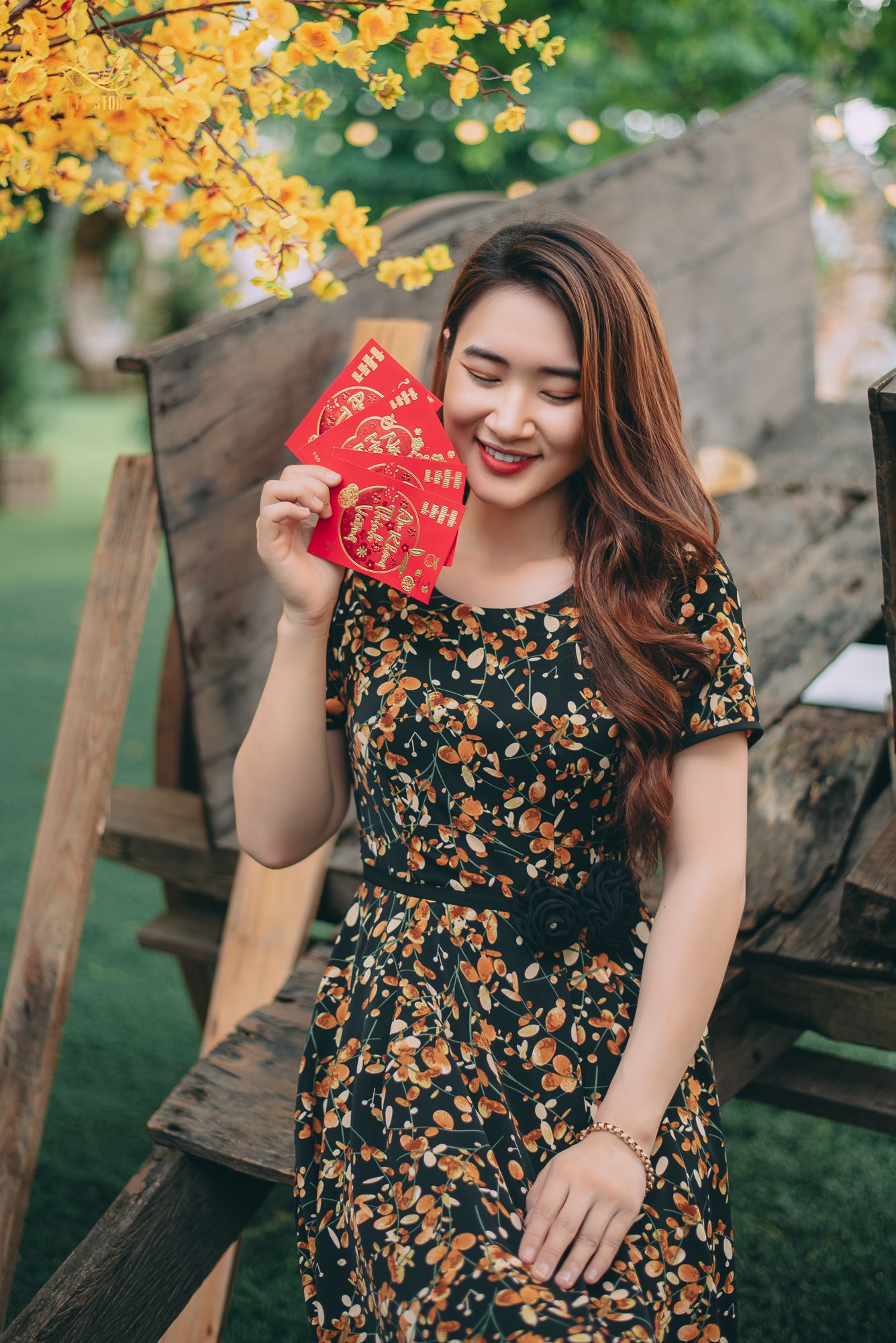 Đầm xoè - Cổ tròn tay ngắn - CD - Đen hoa vàng - TTV1200#