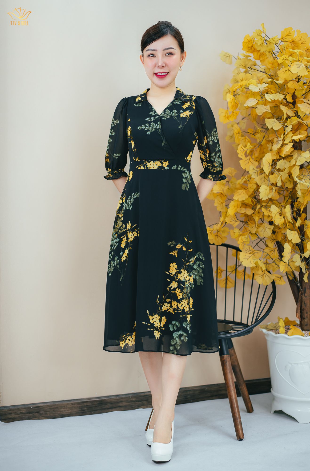 Đầm xòe - Cổ tim đắp chéo tay lỡ - CD - Đen hoa vàng - TTV1498