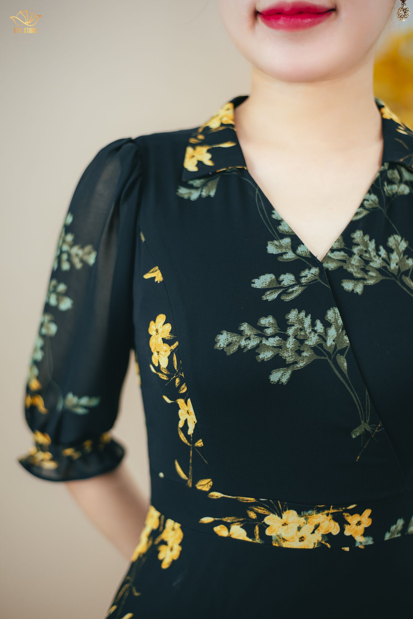 Đầm xòe - Cổ tim đắp chéo tay lỡ - CD - Đen hoa vàng - TTV1498