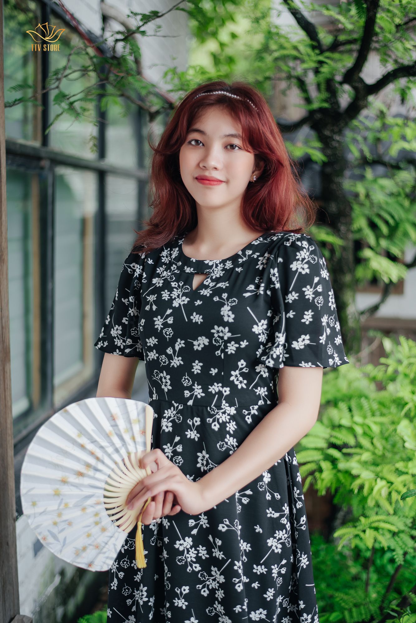 Đầm xòe - Cổ tròn khoét V tay loe - CT - Đen hoa trắng - TTV1210