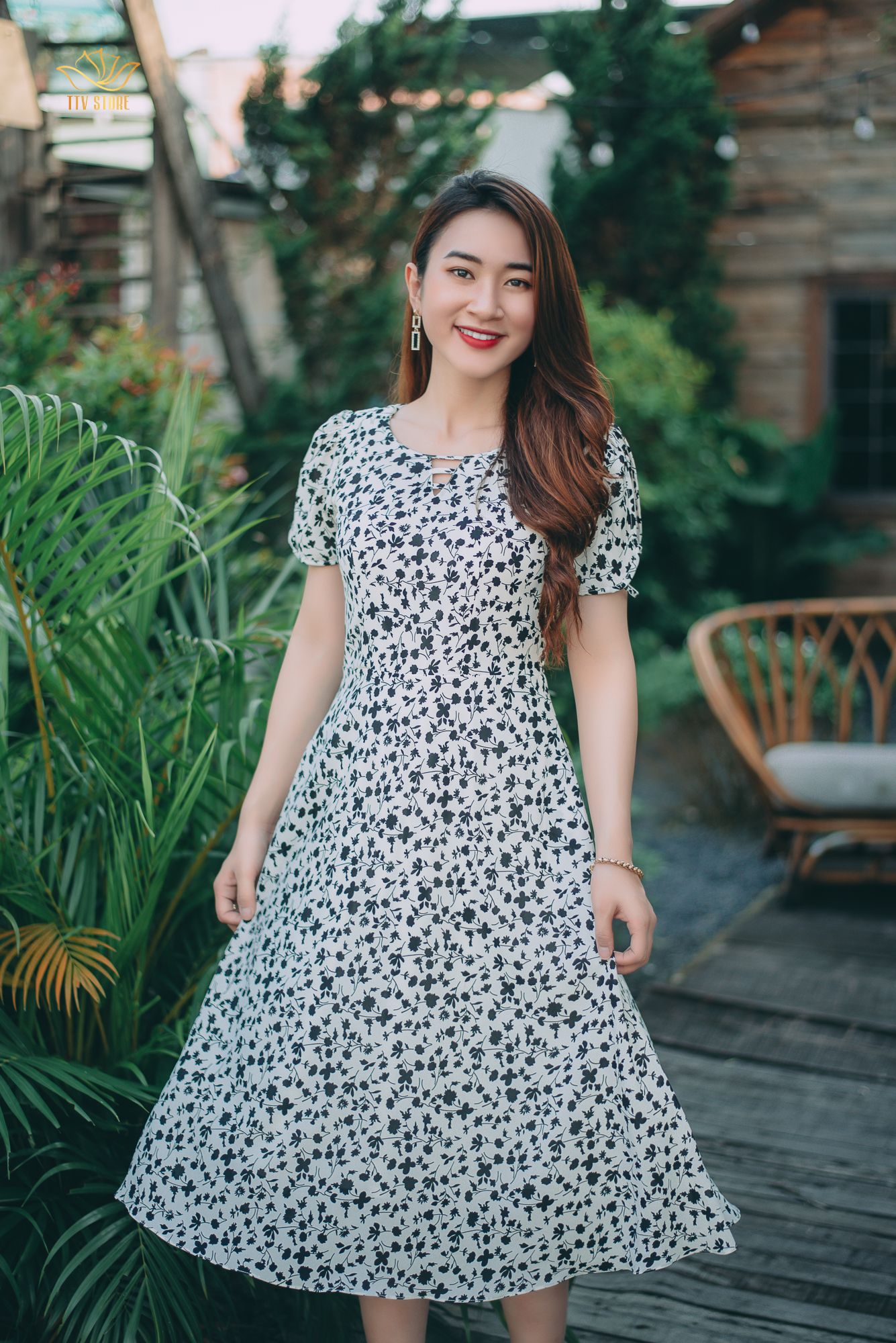 Đầm xoè - Cổ tròn khoét V - CT - Trắng hoa đen - TTV1190