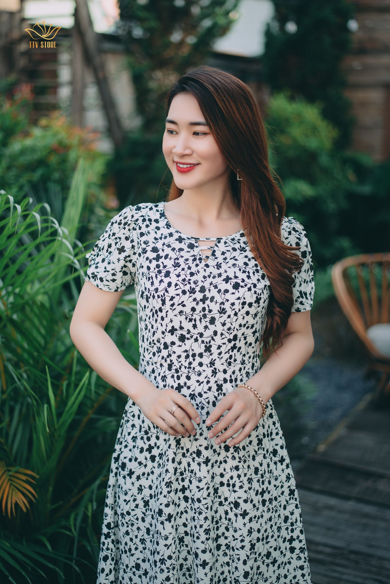 Đầm xoè - Cổ tròn khoét V - CT - Trắng hoa đen - TTV1190