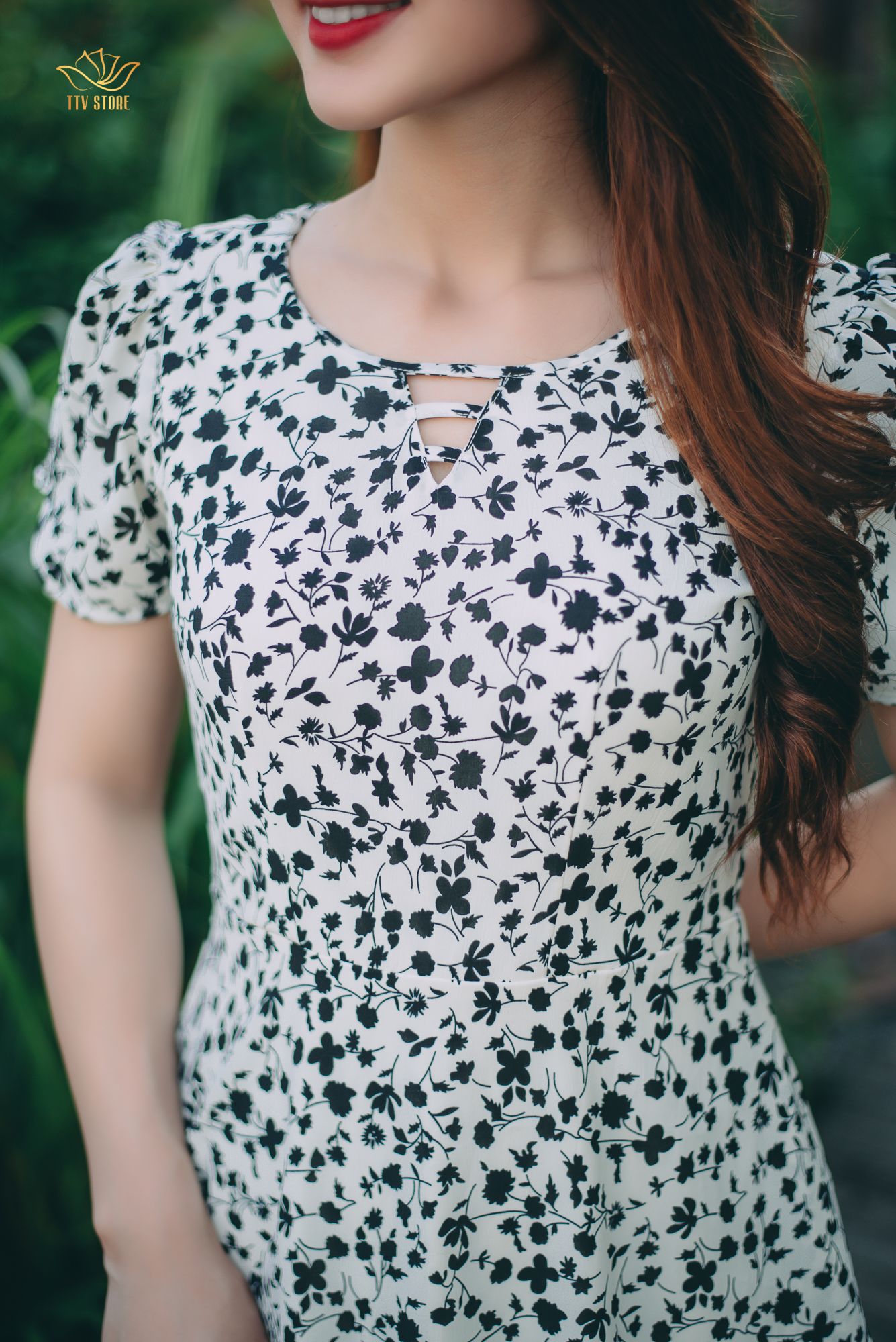 Đầm xoè - Cổ tròn khoét V - CT - Trắng hoa đen - TTV1190