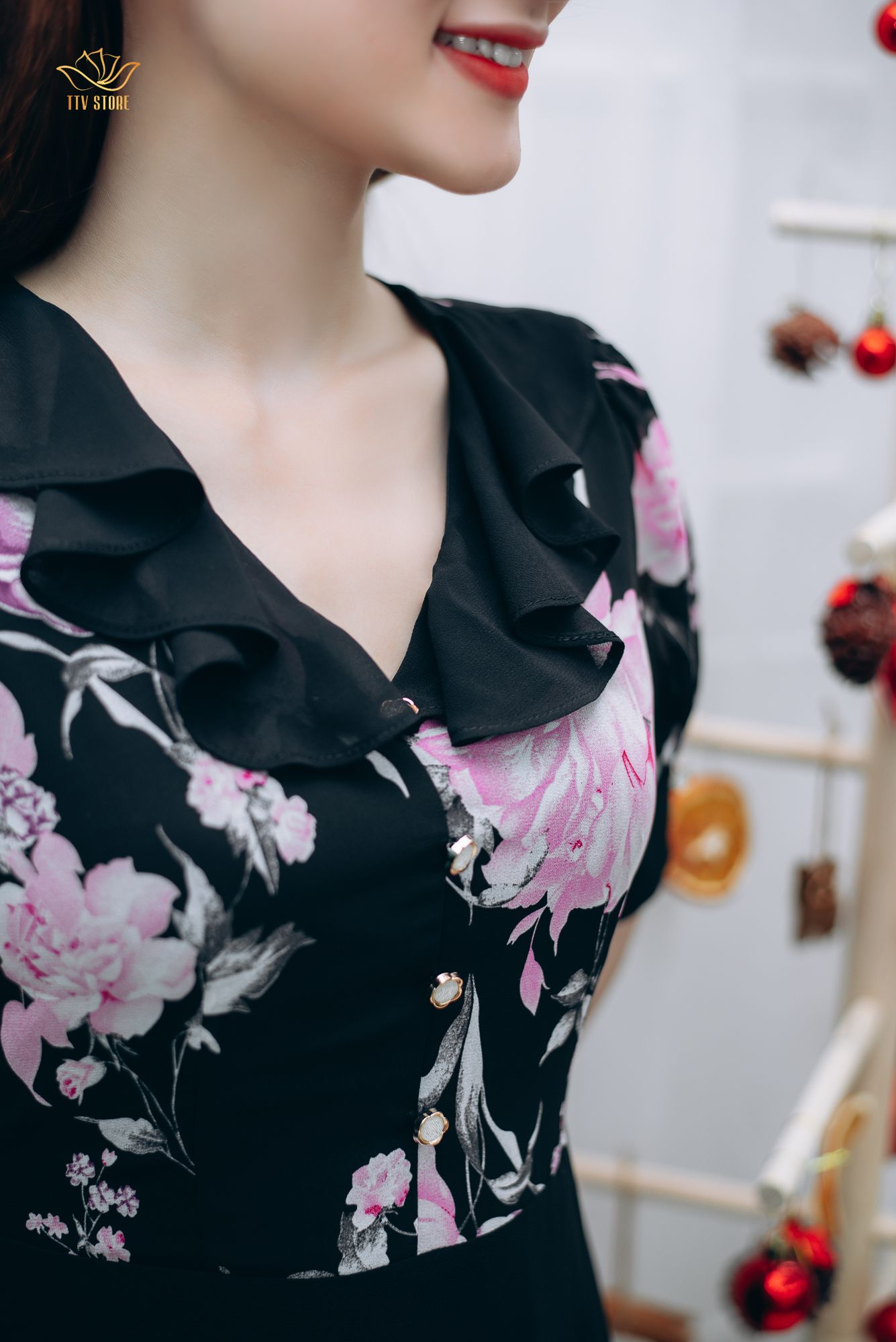 Đầm form A - Cổ tim bèo kết nút tay ngắn - AH - Đen hoa hồng - TTV1184