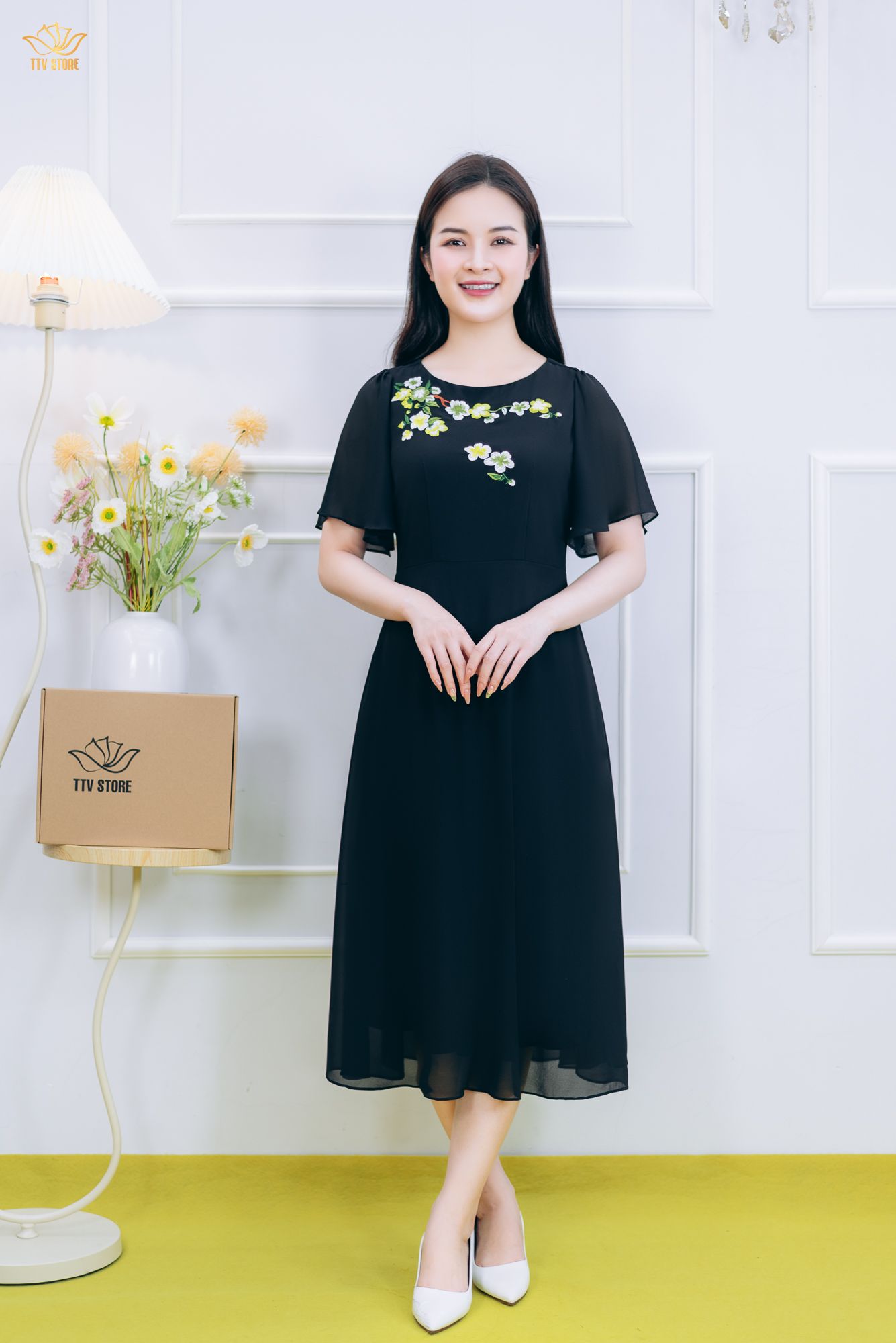 Đầm xòe - Cổ tròn thêu hoa tay loe - CT - Đen - TTV1848