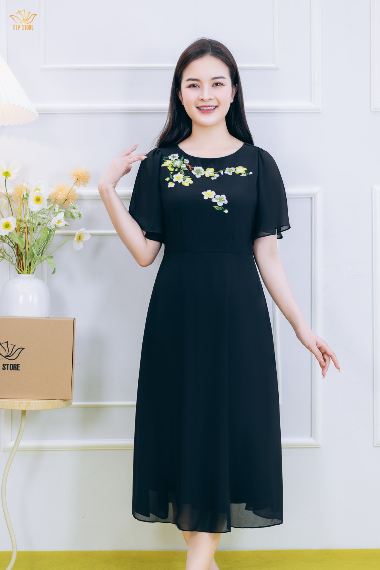 Đầm xòe - Cổ tròn thêu hoa tay loe - CT - Đen - TTV1848