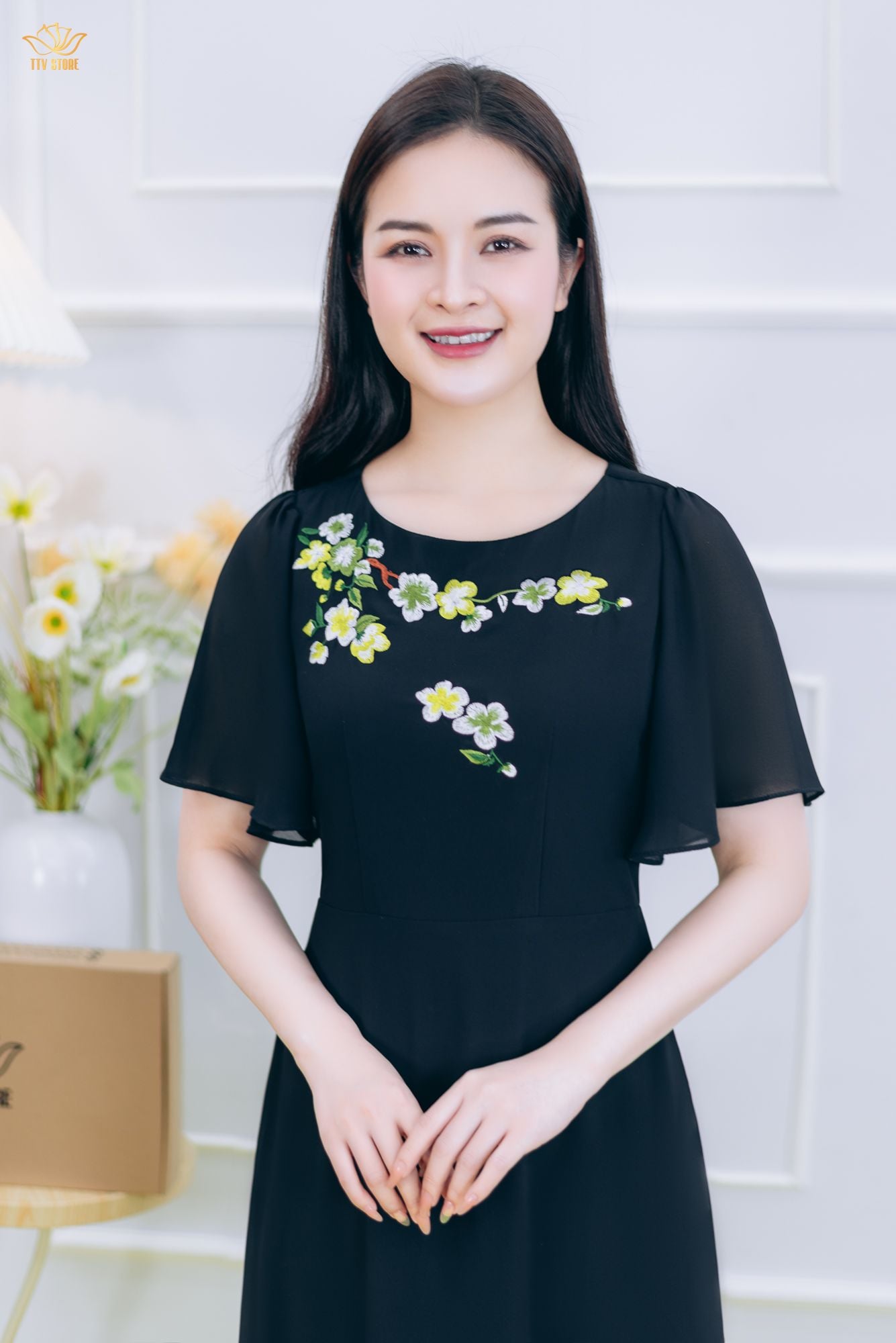 Đầm xòe - Cổ tròn thêu hoa tay loe - CT - Đen - TTV1848