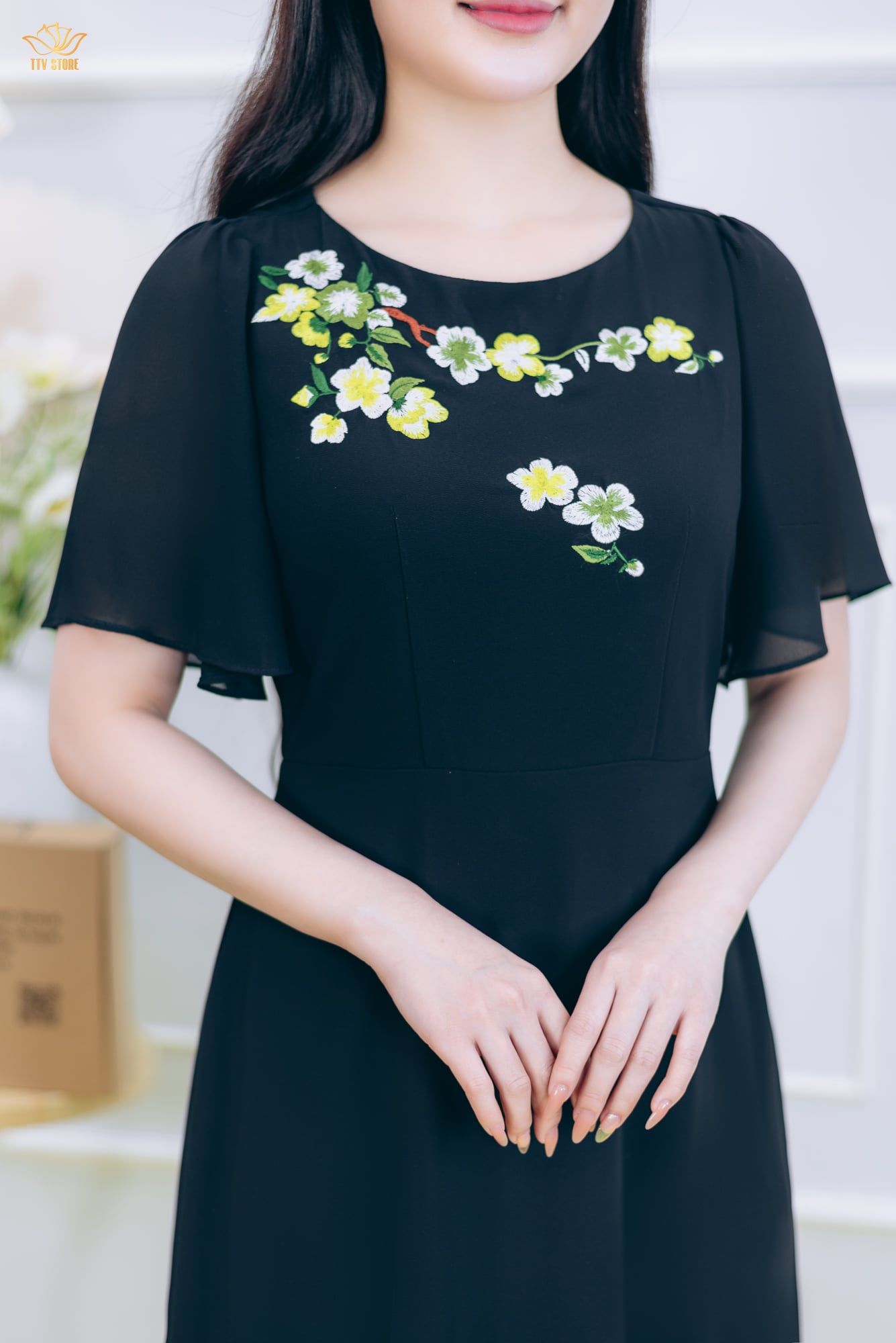 Đầm xòe - Cổ tròn thêu hoa tay loe - CT - Đen - TTV1848