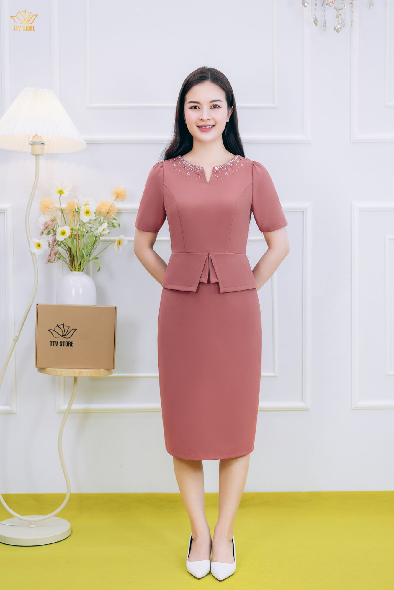 Đầm body - Cổ tròn khoét V đính cườm ngọc tay ngắn - AH - Hồng ruốc - TTV1849