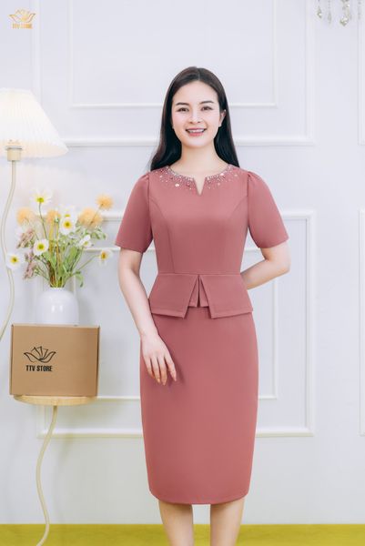 Đầm body - Cổ tròn khoét V đính cườm ngọc tay ngắn - AH - Hồng ruốc - TTV1849
